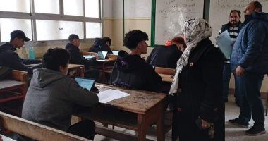 طلاب الثانوى العام يؤدون امتحان الترم الأول على التابلت دون مشكلات تقنية..صور