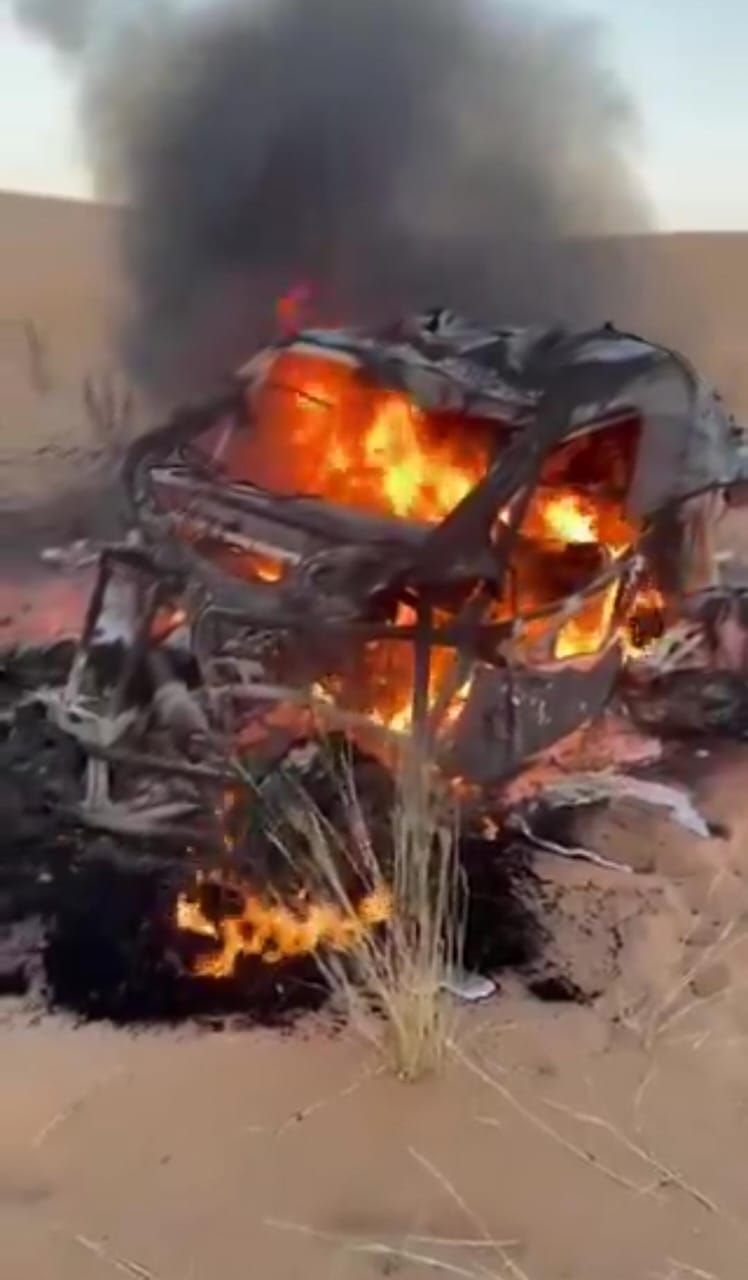 شباب سعوديون يساعدون متسابقا في رالي داكار احترقت سيارته .. فيديو