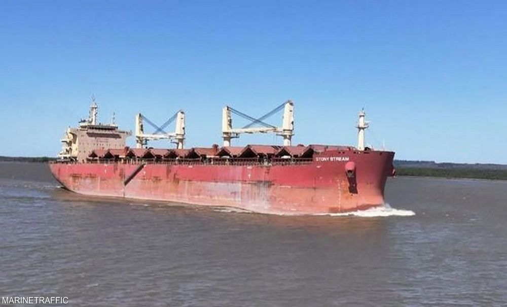 الحوثيون يستهدفون سفينة أمريكية.. تفاصيل