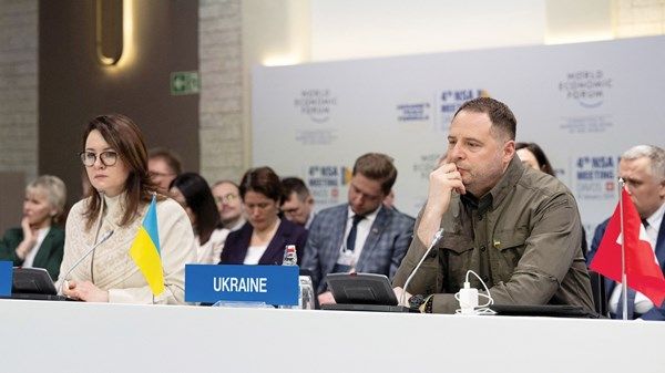 «دافوس» يبحث «صيغة السلام» الأوكرانية