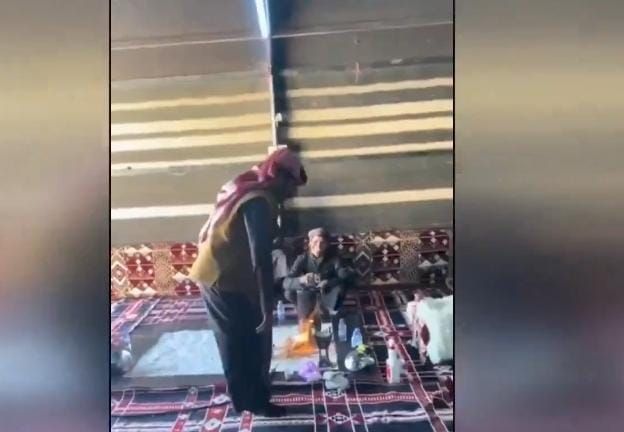 رحالة فرنسية تحظى بضيافة كبيرة من مواطن سعودي في الجوف .. فيديو
