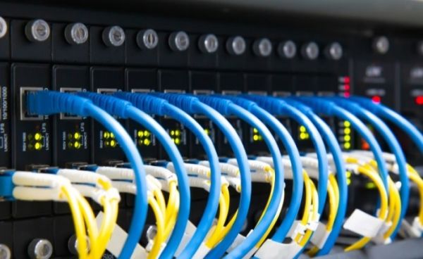 انقطاع كابل ألياف ضوئية يتسبب بضعف كبير بخدمة الأنترنت في حضرموت ومأرب