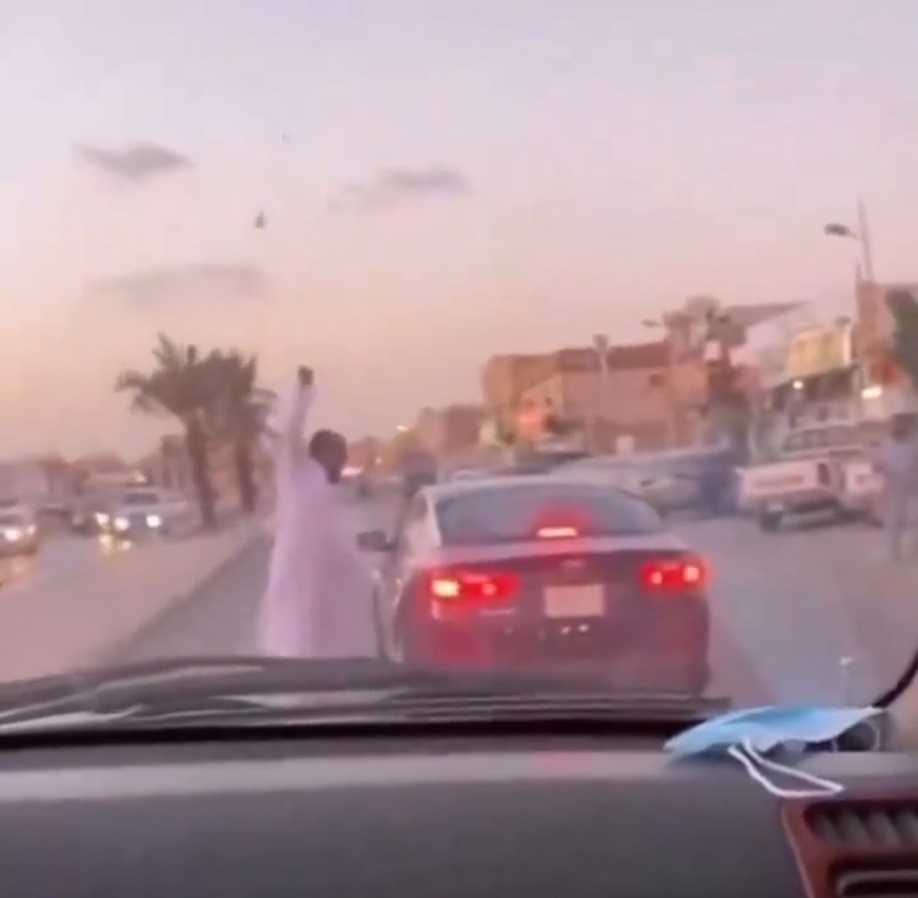 مضاربة بين شخصين وسط الطريق تنتهي بكسر أحدهم سيارة الآخر .. فيديو