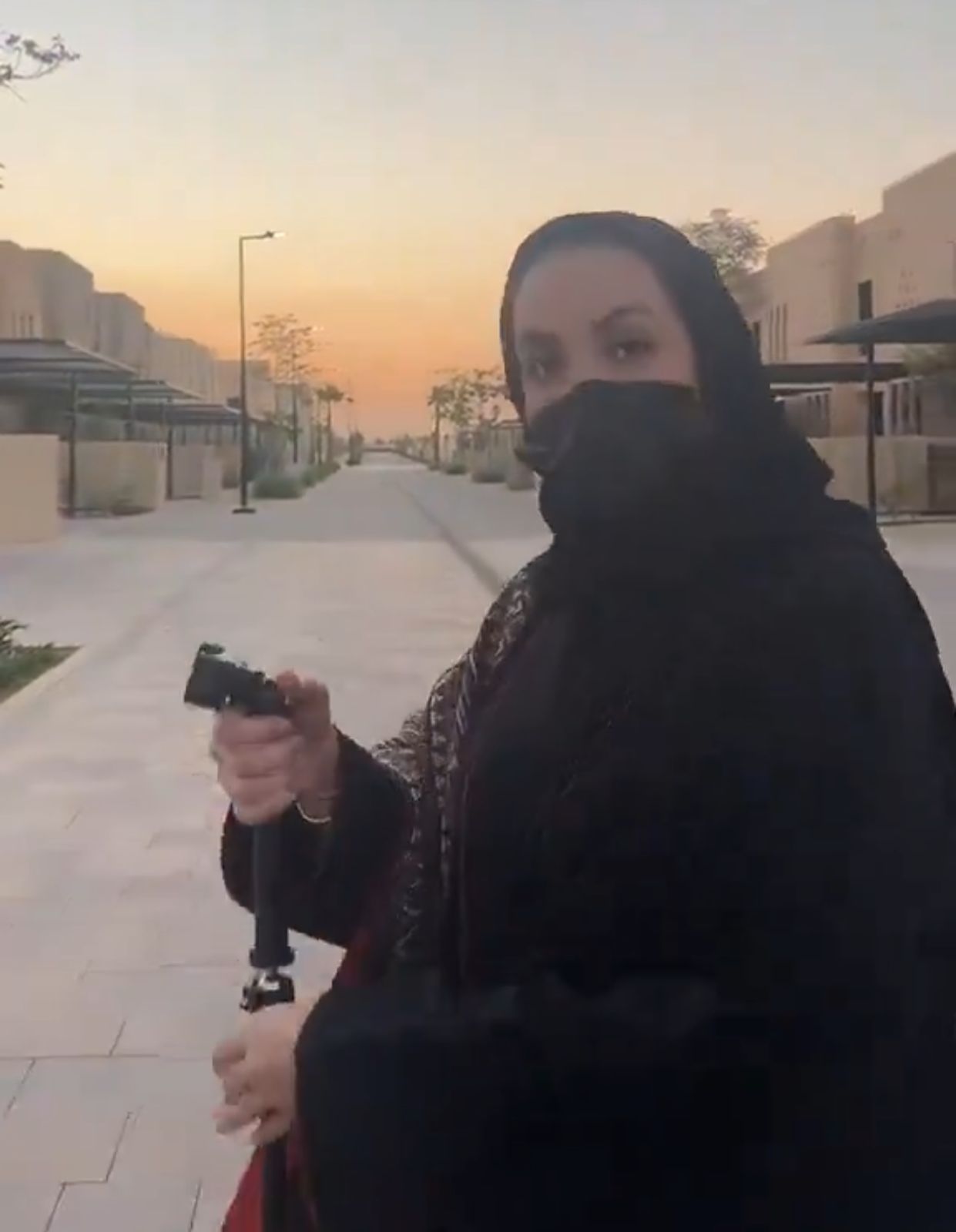 فتاة تبدع في تقليد الزعاق في مشهد كوميدي .. فيديو