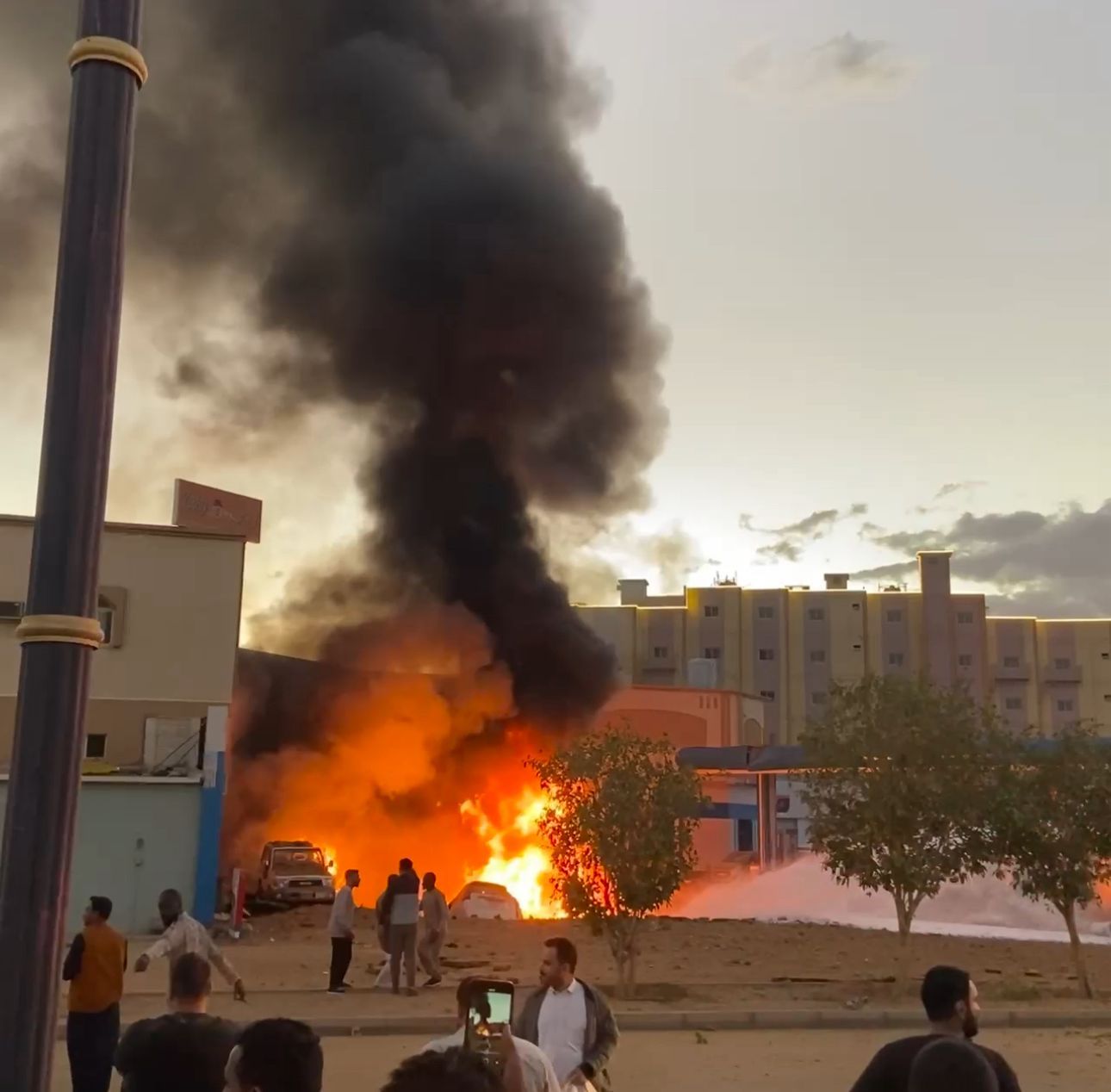 مدني تبوك يسيطر على حريق محطة وقود ولقطات من الحادث 