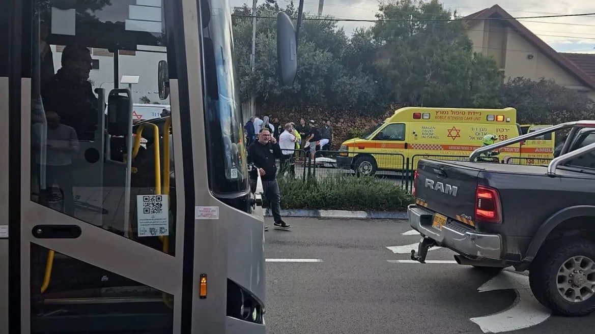 مقتل إسرائيلي وإصابة 16 آخرين.. 3 منهم بحالة حرجة في حوادث طعن ودهس في رعنانا