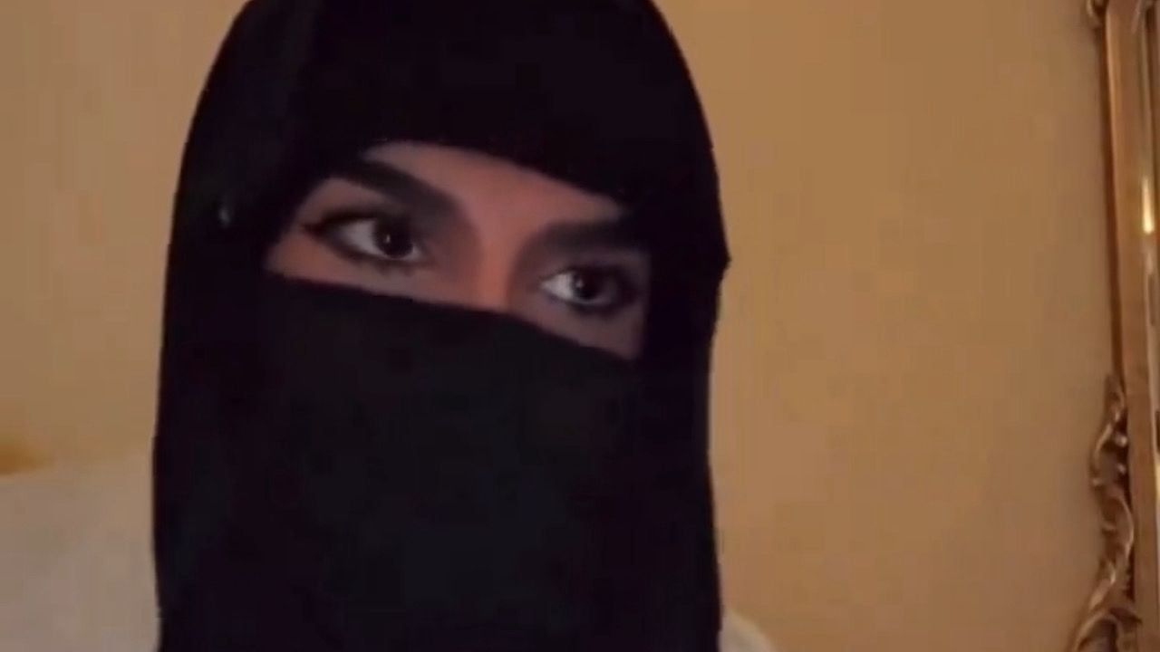 شاهد العنود اليوسف تظهر بصوتها الحقيقي وتشرح طريقة اللثمة