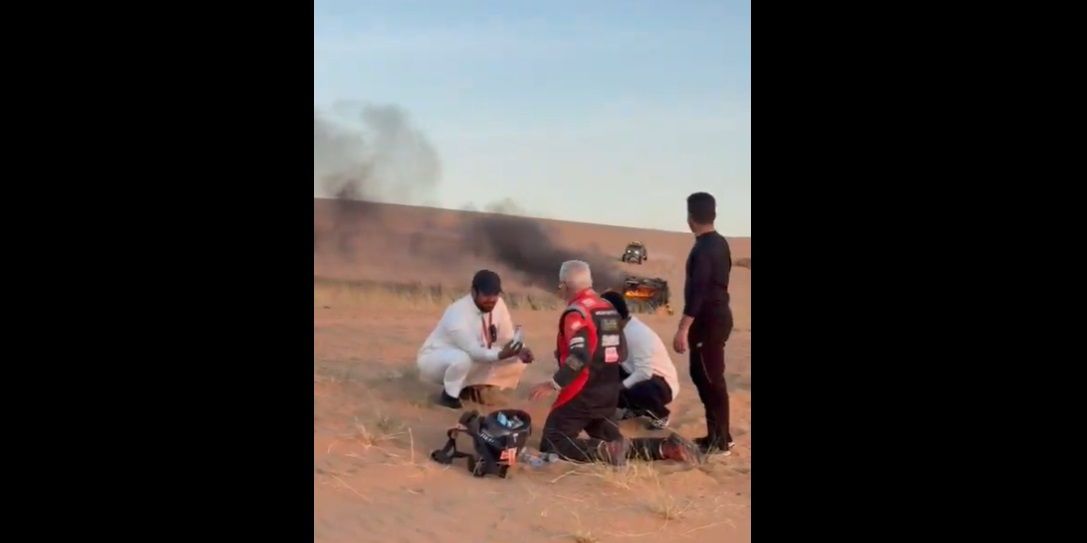 شباب يساعدون متسابقًا احترقت سيارته في داكار قبل وصول الإسعاف الجوي