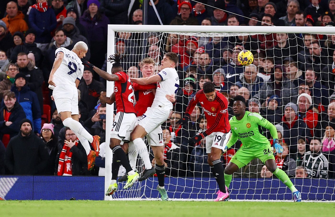 الامارات | مانشستر يونايتد ينزف تحت أنظار راتكليف.. أهدر تقدمه مرتين أمام توتنهام