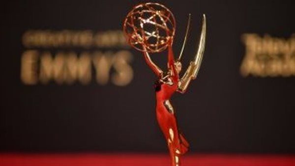 قُبلات مشبوهة تسيء لـ جوائز الإيمي عربيًا ودعوات للمقاطعة «صور»