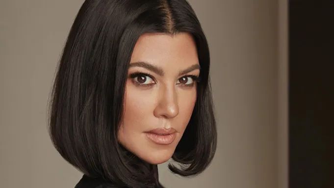 بالصور- قُبلات واحضان بين كورتني كردشيان وزوجها في أول ظهور رسمي لهما بعد ولادة ابنهما