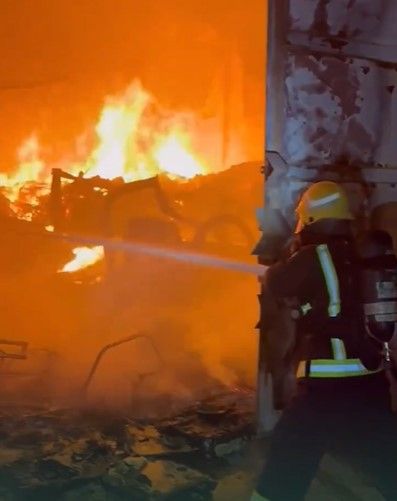 شاهد.. حريق يشب في مستودعات بـ"فيصلية الرياض" و"المدني" يتدخل ويخمده