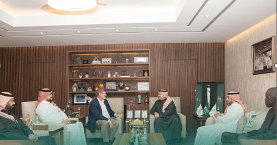 ناقشا سبل تطوير الرياضات الجليدية بالمملكة.. "ابن جلوي" يجتمع برئيس الاتحاد الدولي للكيرلينج