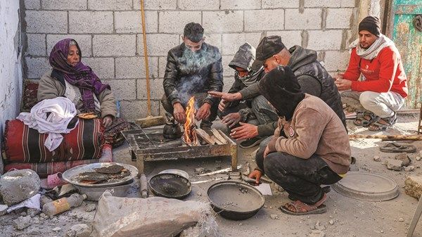 البرد القارس يفاقم مأساة النازحين الفلسطينيين