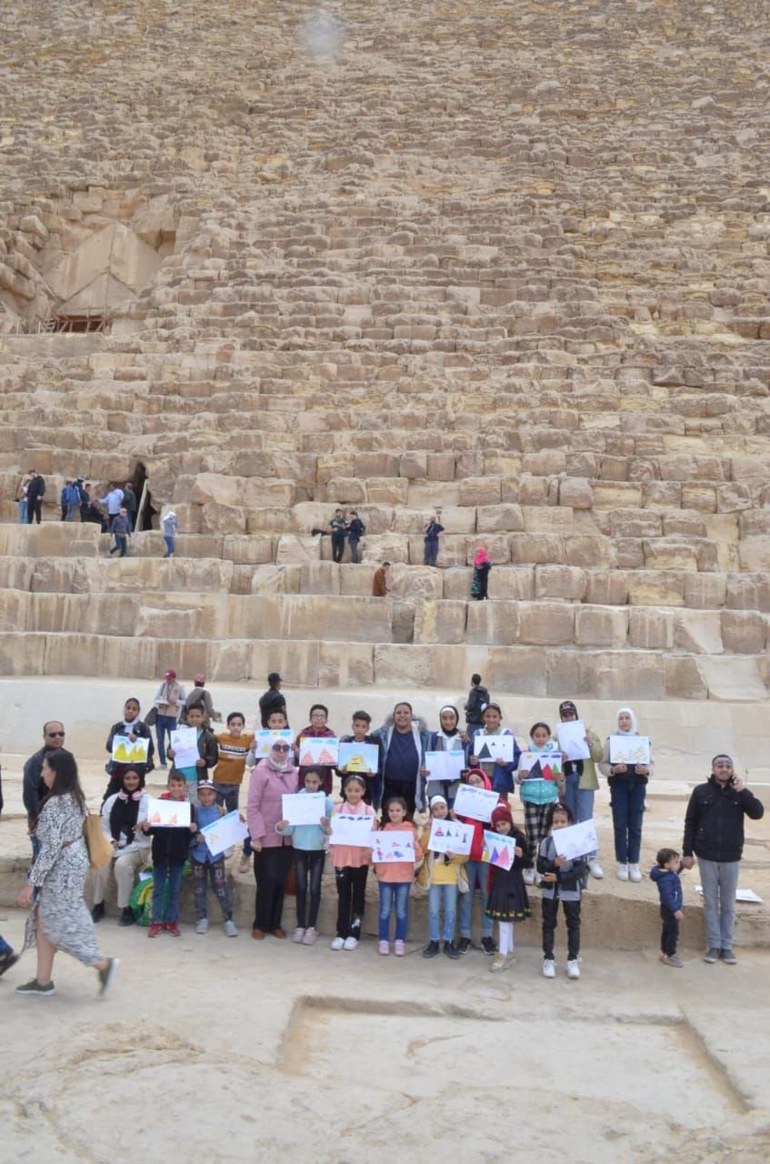 أتوبيس الفن الجميل .. لقاءات تثقيفية وورش فنية للأطفال في جولة بأهرام الجيزة