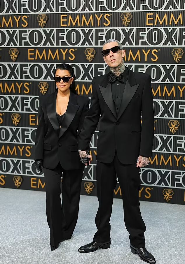 بالصور- قُبلات واحضان بين كورتني كردشيان وزوجها في أول ظهور رسمي لهما بعد ولادة ابنهما