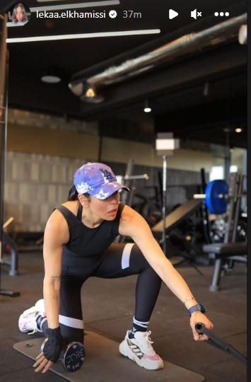 بـ "فانلة كات".. لقاء الخميسي تمارس الرياضة داخل الجيم (صورة)