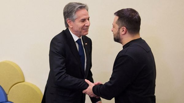 زيلينسكي وبلينكن يناقشان التعاون الدفاعي في دافوس