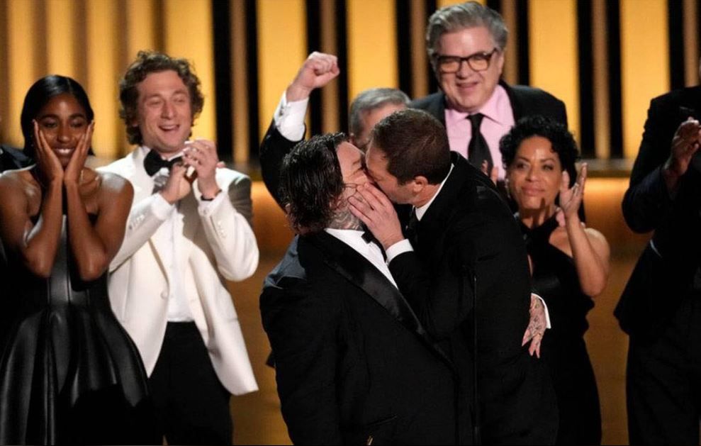 قُبلات مشبوهة تسيء لـ جوائز الإيمي عربيًا ودعوات للمقاطعة «صور»