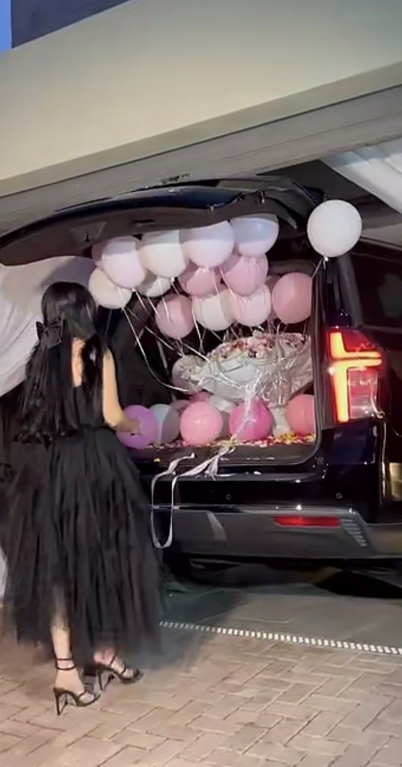 شاهد المهرة البحرينية تتلقى هدية فخمة خلال تواجدها في الرياض