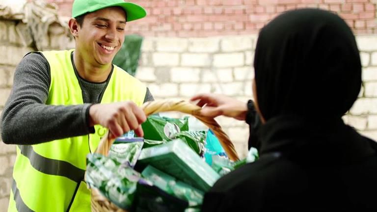 "ستر ودفا وإطعام".. توزيع سلال إطعام على الأسر الأولى في الأقصر