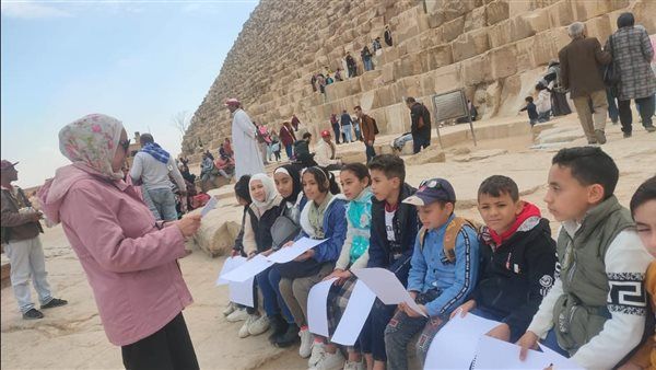 أتوبيس الفن الجميل .. لقاءات تثقيفية وورش فنية للأطفال في جولة بأهرام الجيزة