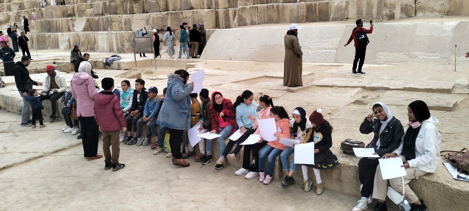 أتوبيس الفن الجميل .. لقاءات تثقيفية وورش فنية للأطفال في جولة بأهرام الجيزة