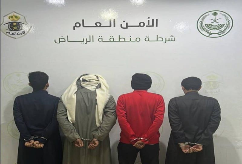 القبض على 4 أشخاص لصعودهم حافلة متوقفة وسرقة ما بداخلها في الرياض