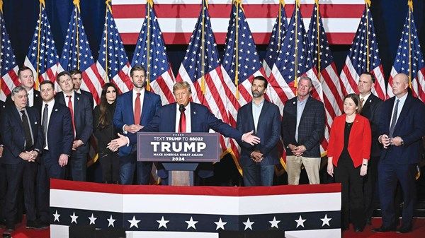 ترامب يحقق فوزاً كبيراً بالانتخابات التمهيدية في ولاية أيوا