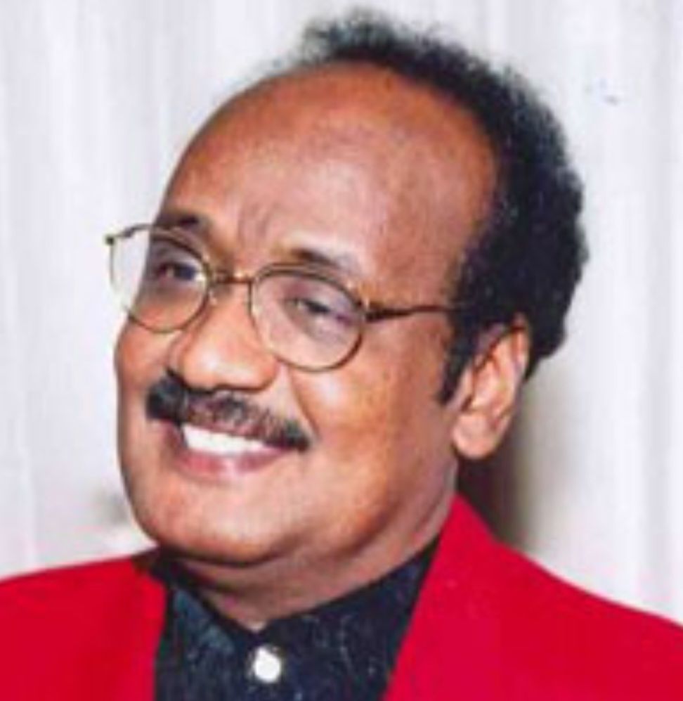 مليشيا الدعم السريع تضرب الفنان علي السقيد وترفع في وجهه السلاح