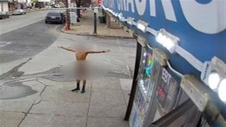 واقعة صادمة - رجل يمشي عاريا في عز النهار بالجوارب فقط.. لن تصدق ما حدث