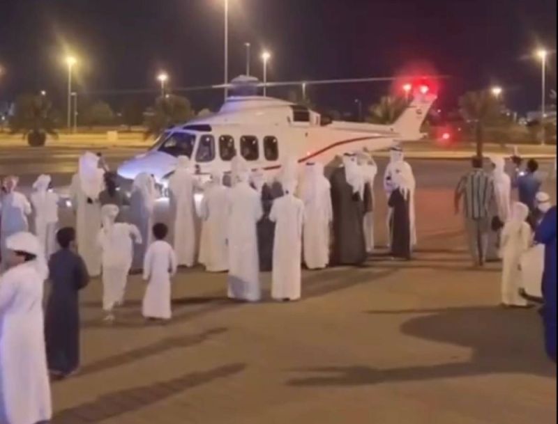 الخليج اليوم .. شاهد ماذا حدث لعدد من الأشخاص يقفون بجانب طائرة هليكوبتر قبل إقلاعها