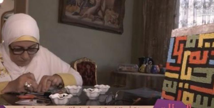 «عزة» تبدأ مشروعها بعد الـ60.. سخرت حياتها بعد المعاش لمنتجات «الهاند ميد»