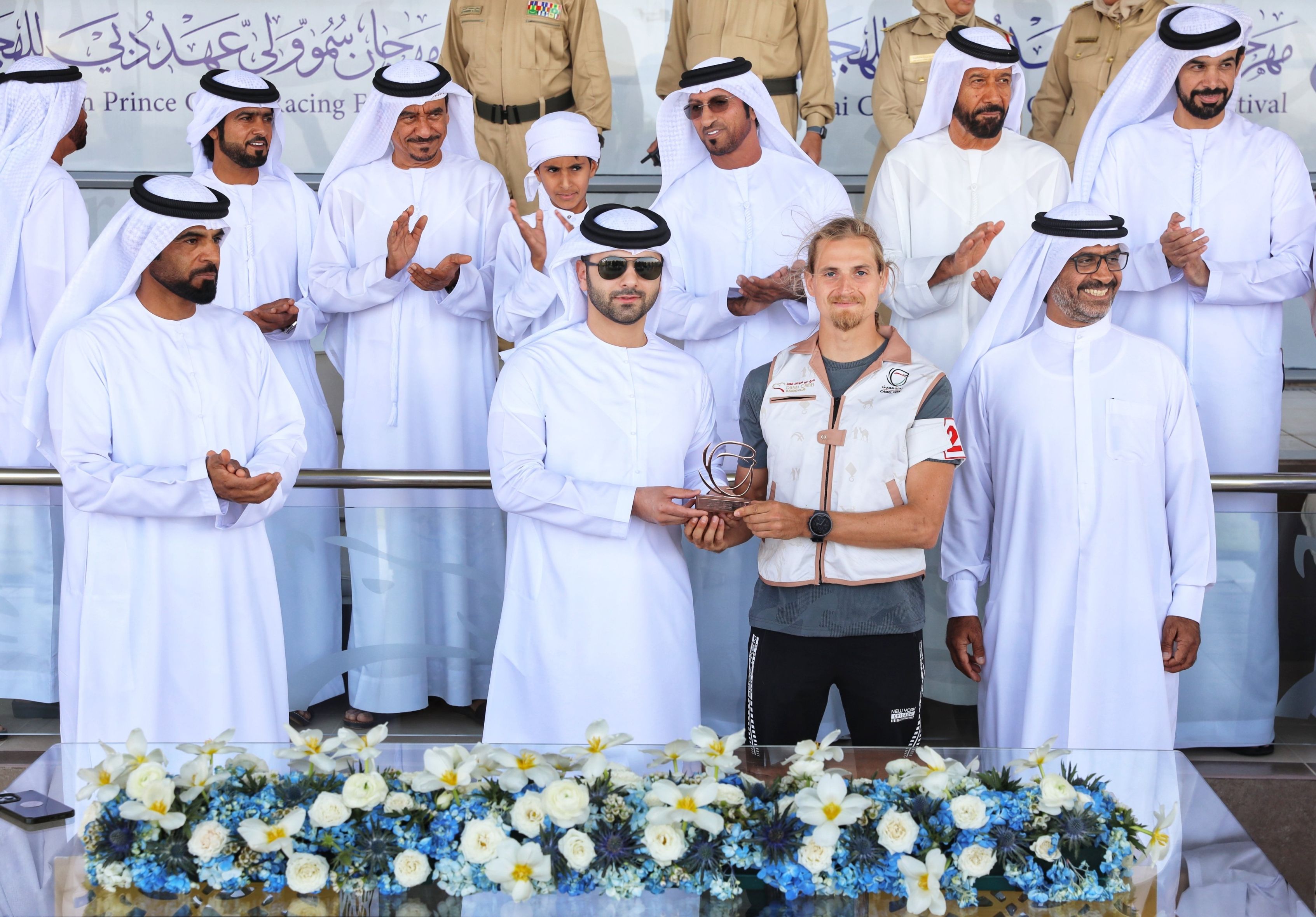 الامارات | منصور بن محمد يتوّج أبطال ماراثون رحلة الهجن لغير المواطنين