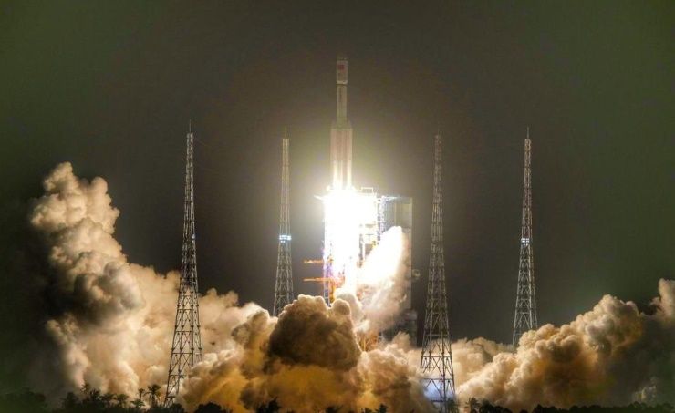 الصين تطلق مركبة شحن لإرسال إمدادات للمحطة الفضائية