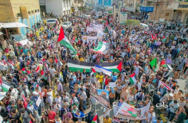 تعز.. مسيرة حاشدة تضامنا مع الشعب الفلسطيني وتنديدا بجرائم الإبادة الإسرائيلية بحق سكان غزة