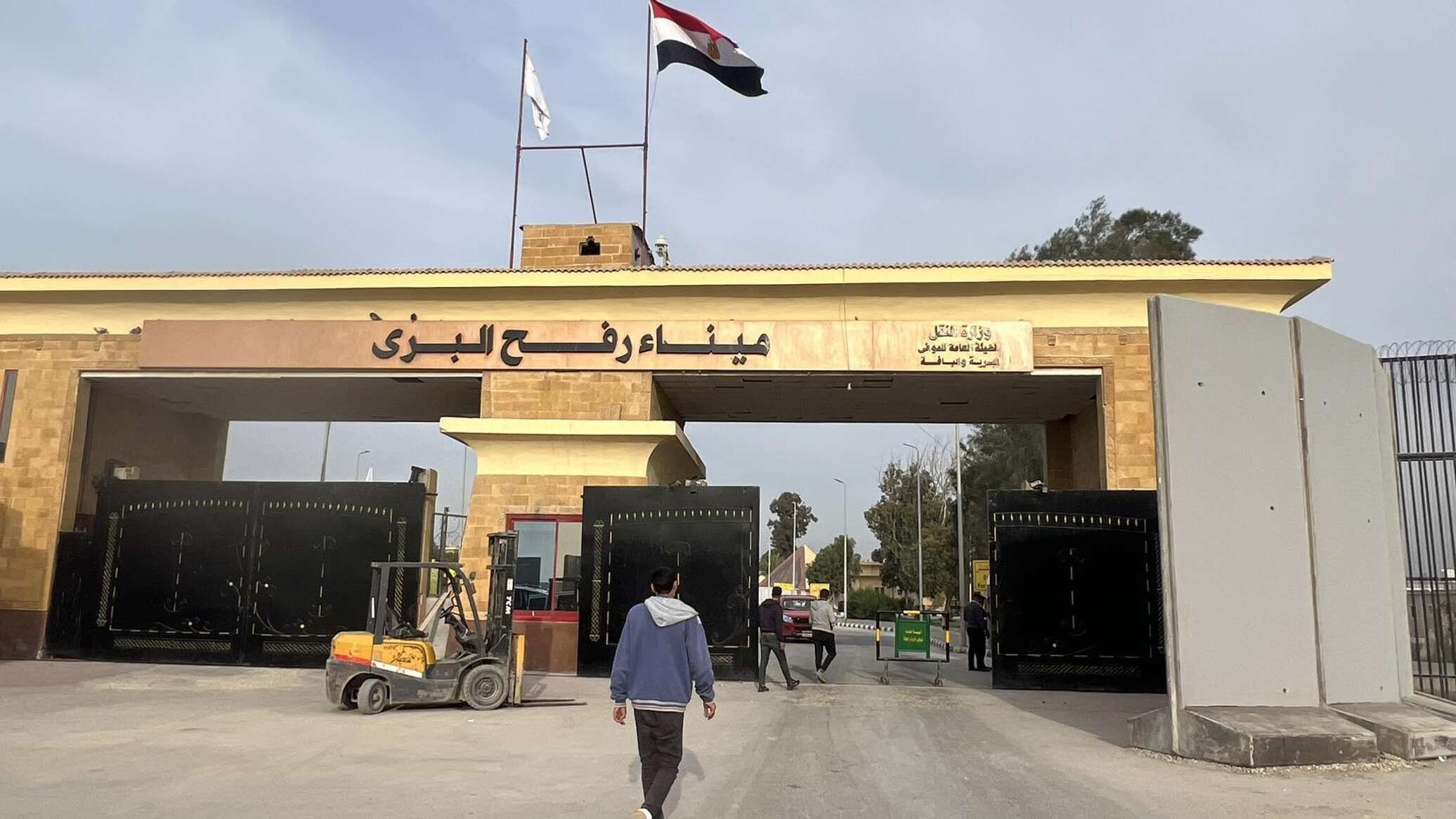 قطر تعلن دخول شحنة أدوية ومساعدات إلى غزة بعد توسطها لتوقيع اتفاق