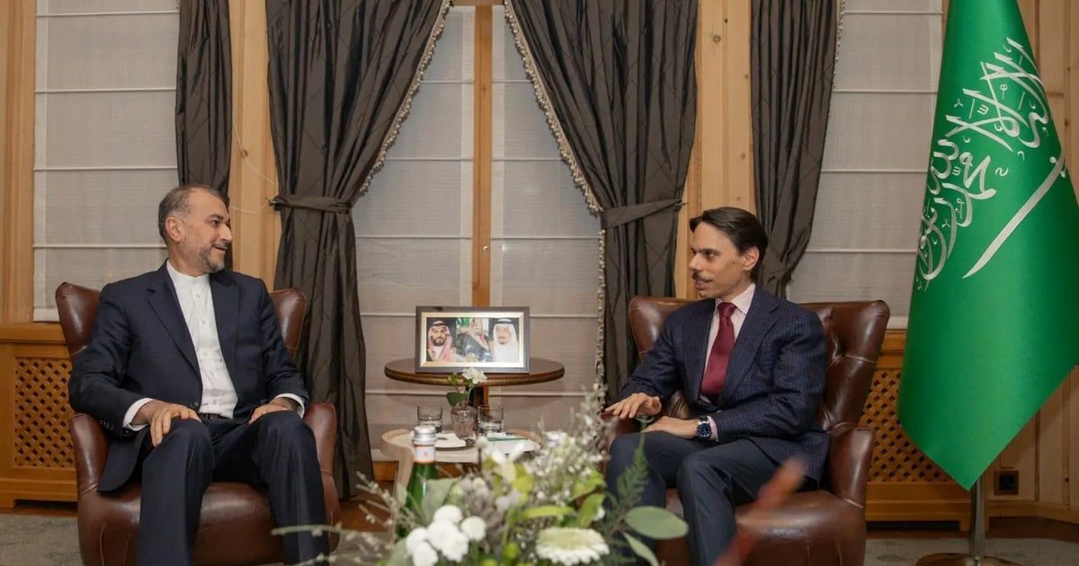وزير الخارجية يبحث مع نظيره الإيراني تعزيز العلاقات وأهمية الحفاظ على الأمن والسلم الدوليَّيْن