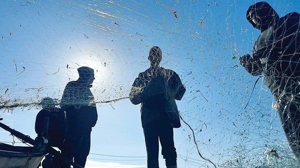 صيادو غزة يتحدون المخاطر لإطعام أسرهم من فتات البحر