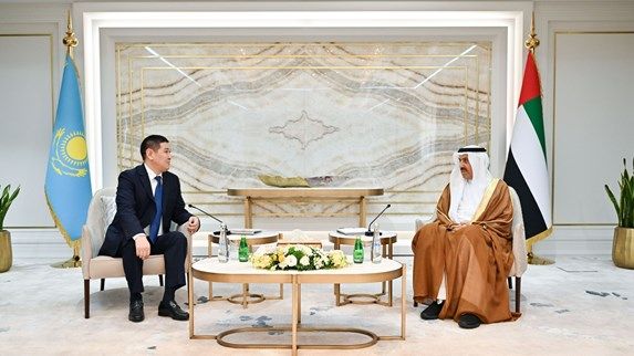 صقر غباش يبحث تعزيز علاقات التعاون مع سفيري كازاخستان واليونان