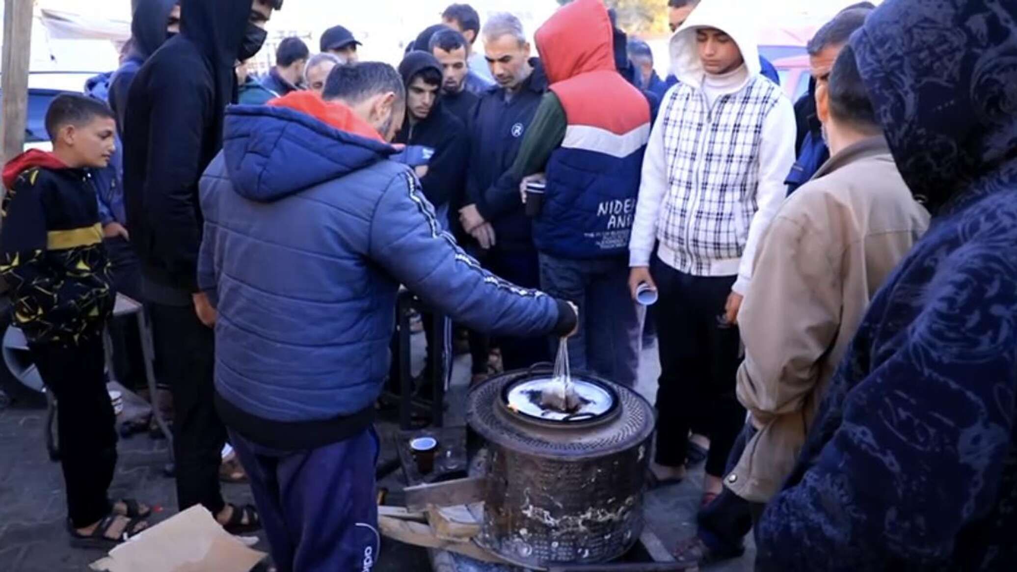 كوب الشاي في قطاع غزة أصبح صعب المنال والنازحون يتوقون للحصول عليه