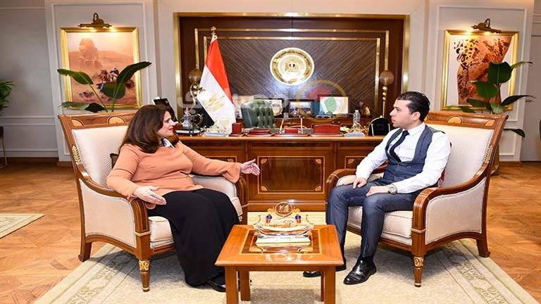 بالفيديو.. وزيرة الهجرة تكشف لـ"الخليج 365" سبب انخفاض تحويلات المصريين بالخارج