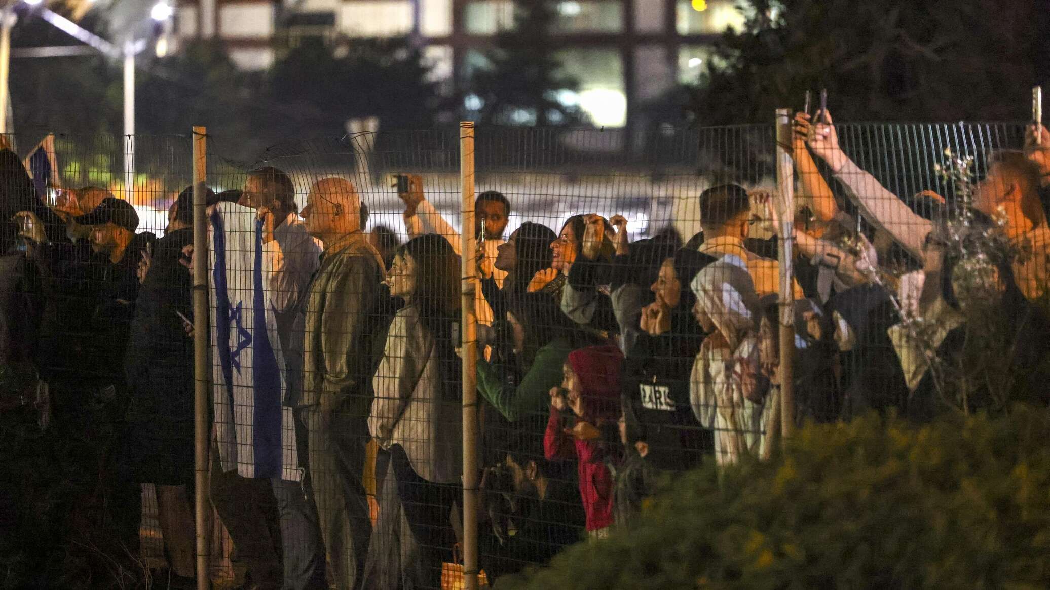 عائلات المحتجزين الإسرائيليين في غزة يشعلون النيران ويغلقون طريقا في تل أبيب... فيديو