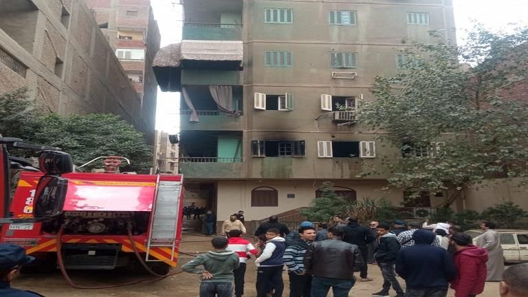 مصاب وسط جحيم نيران شقة بفيصل