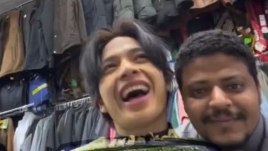 الخليج اليوم .. غضب بعد تداول فيديو تحرش مقيمين بسائح في المدينة المنورة.. والأمن السعودي يصدر بيانا (فيديو)