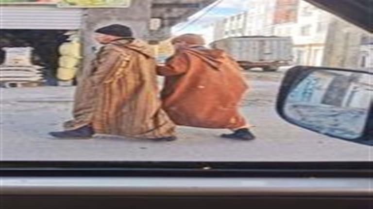 واقعة مؤثرة.. لن تتوقع ما فعله رجل مع صديقه الكفيف لأداء الصلوات في المسجد