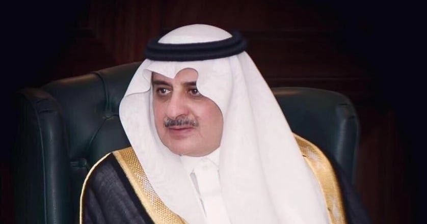 أمير تبوك يواسي الشيخ أحمد الخريصي في وفاة زوجته