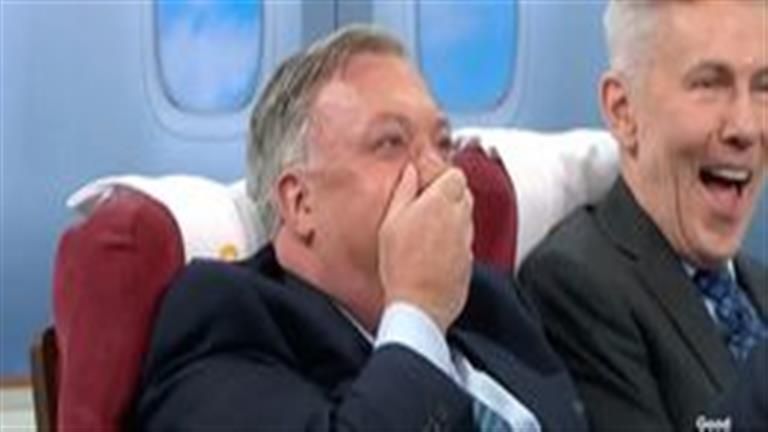 "فضيحة على الهواء مباشرة" مذيعة تتعرض للضرب على رأسها.. وهذا ما حدث