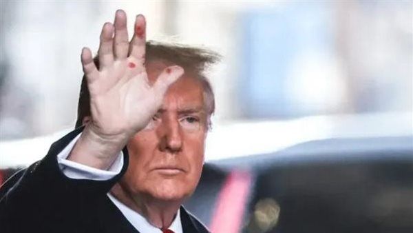 بقع حمراء على كف ترامب تثير الجدل