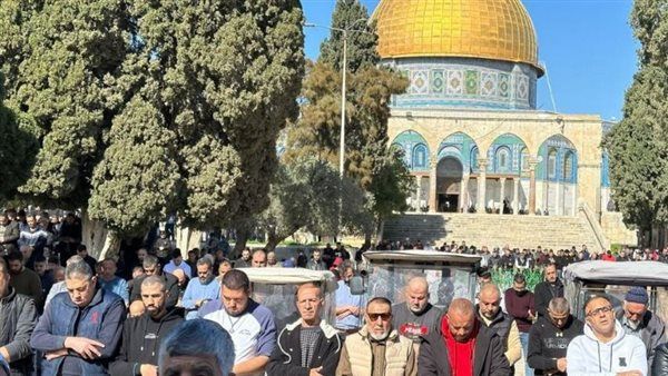 بالصور.. فلسطينيون يؤدون صلاة الجمعة في المسجد الأقصى